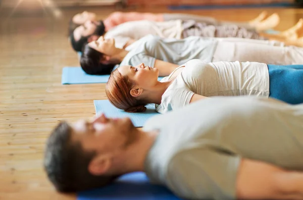 Groep mensen die yoga oefeningen doen in de studio — Stockfoto