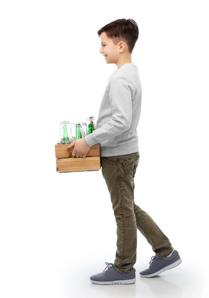 Niño sonriente con caja de madera clasificación de residuos de vidrio Fotos de stock