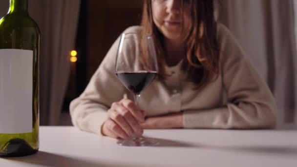 Mujer alcohólica bebiendo vino tinto en casa por la noche — Vídeos de Stock