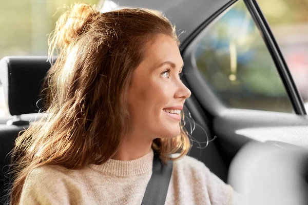 Mulher sorridente feliz ou passageiro feminino no carro Imagem De Stock