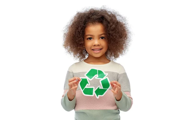 Afro-amerikai lány gazdaság zöld újrahasznosítás jel Jogdíjmentes Stock Képek