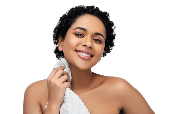 Jeune femme afro-américaine avec serviette de bain Images De Stock Libres De Droits
