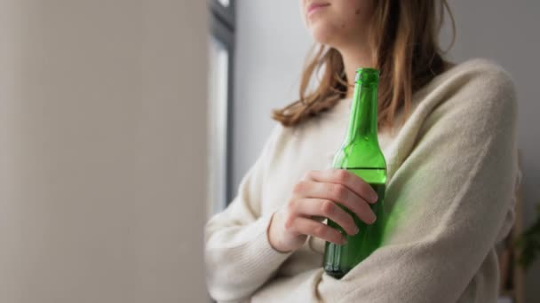 Γυναίκα αλκοολική πίνοντας μπύρα από το μπουκάλι στο σπίτι — Αρχείο Βίντεο