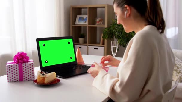Frau mit Laptop bei virtueller Geburtstagsparty — Stockvideo