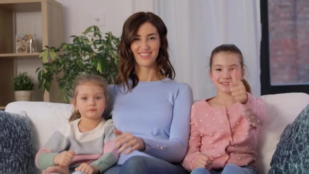 집에서 엄지손가락을 들고 있는 어머니와 딸들 — 비디오