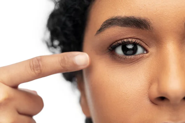 Porträt einer jungen afrikanisch-amerikanischen Frau — Stockfoto