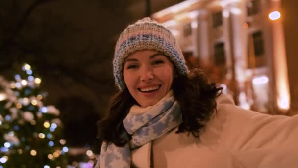 Щаслива молода жінка в Різдвяному місті взимку — стокове відео