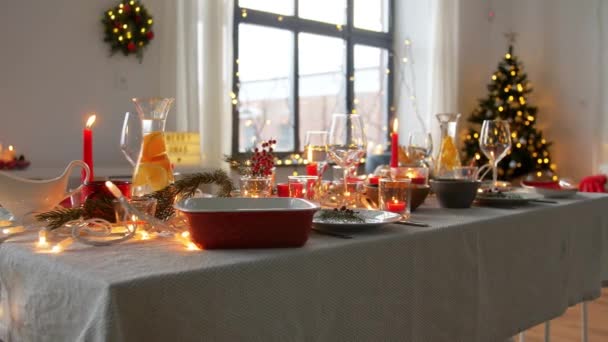 Karácsonyi vacsora asztal szolgálja otthon — Stock videók
