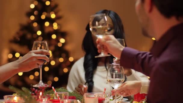 Šťastní přátelé mají vánoční večeři doma — Stock video