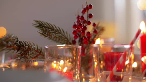 Різдвяний обід вечірній стіл, що служить вдома — стокове відео