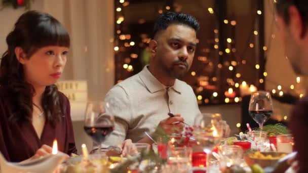 Amigos teniendo cena de Navidad en casa — Vídeos de Stock