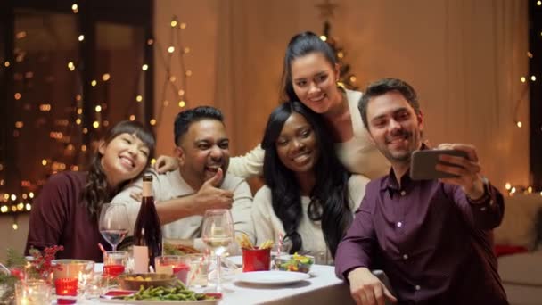 Amigos teniendo cena de Navidad y tomando selfie — Vídeos de Stock