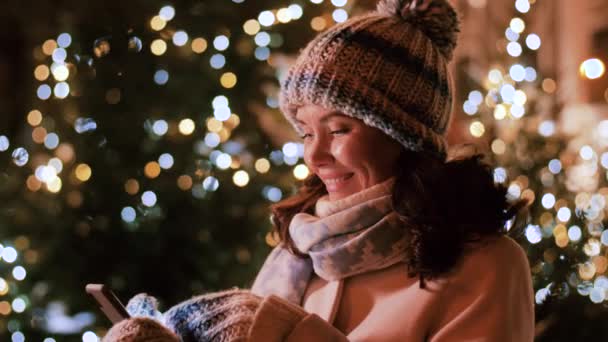 Donna felice con smartphone nella città di Natale — Video Stock