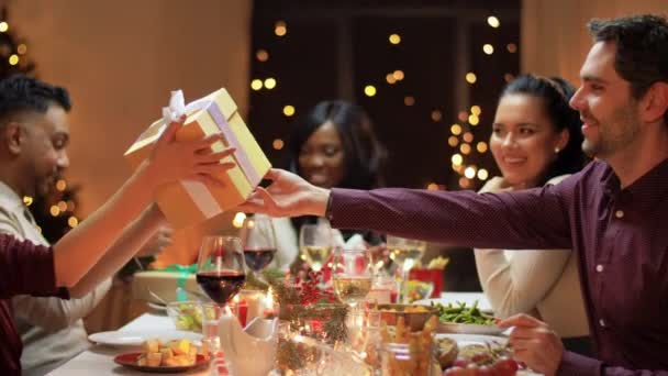 Przyjaciele mający święta Bożego Narodzenia i dawanie prezentów — Wideo stockowe