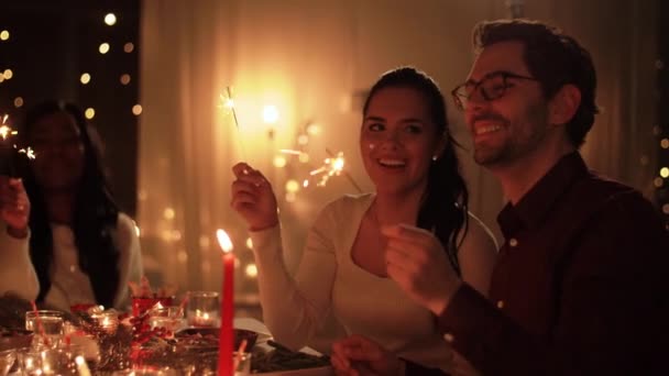 Heureux amis ayant dîner de Noël à la maison — Video