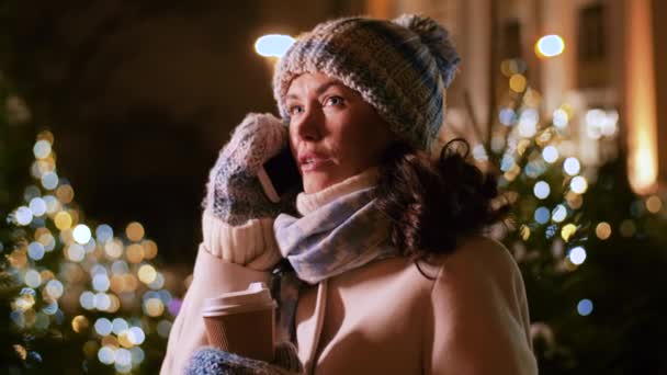 Mujer feliz llamando en el teléfono inteligente en Navidad — Vídeo de stock