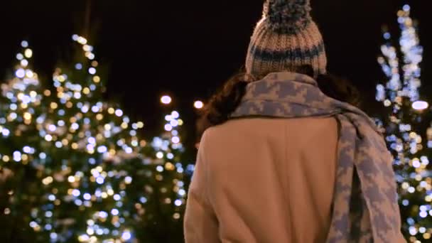 Щаслива молода жінка в Різдвяному місті взимку — стокове відео