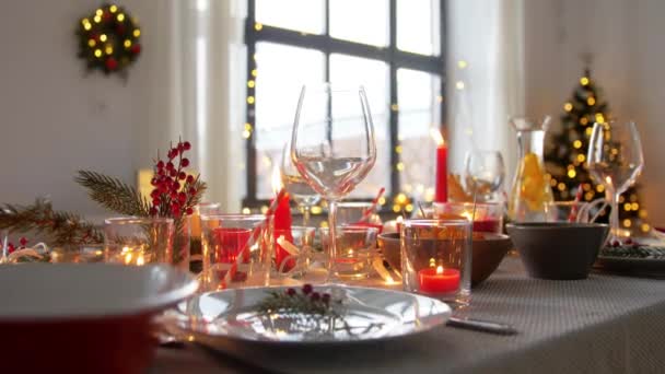 Mesa de jantar de Natal servindo em casa — Vídeo de Stock