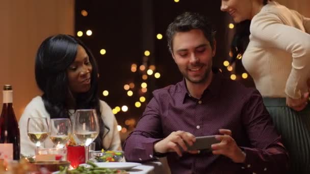 Amis ayant dîner de Noël et de prendre selfie — Video