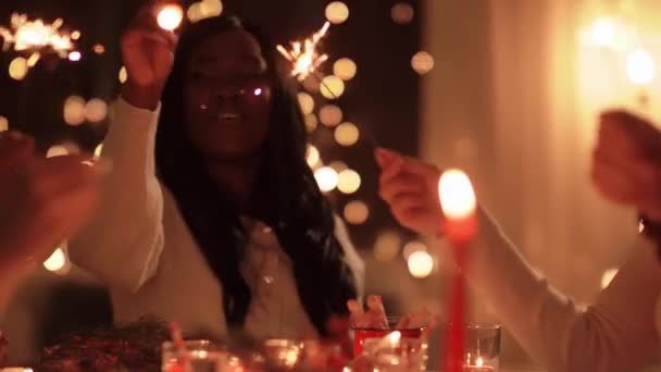 Heureux amis ayant dîner de Noël à la maison — Video