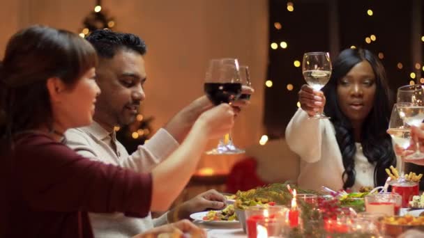 Amigos felices teniendo la cena de Navidad en casa — Vídeos de Stock