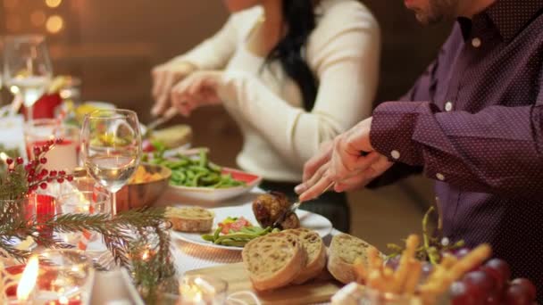 Amigos teniendo cena de Navidad en casa — Vídeos de Stock