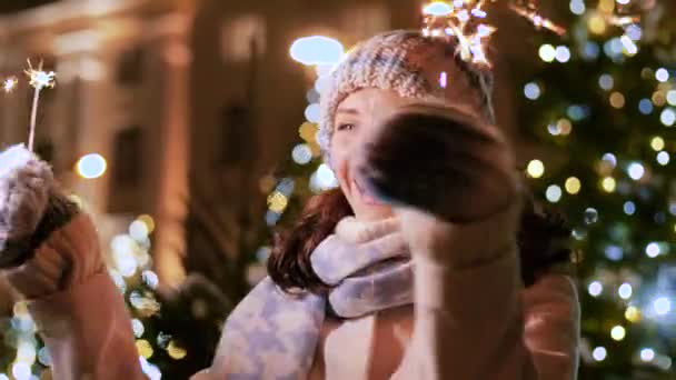 Szczęśliwa kobieta z ogniem na Boże Narodzenie w mieście — Wideo stockowe
