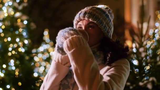 Щаслива жінка телефонує на смартфон на Різдво — стокове відео