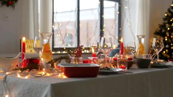 Table de fête de Noël servant à la maison — Video