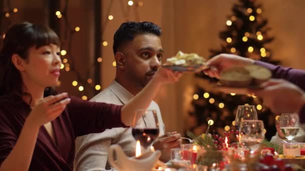 Szczęśliwy przyjaciele mając świąteczny obiad w domu — Wideo stockowe
