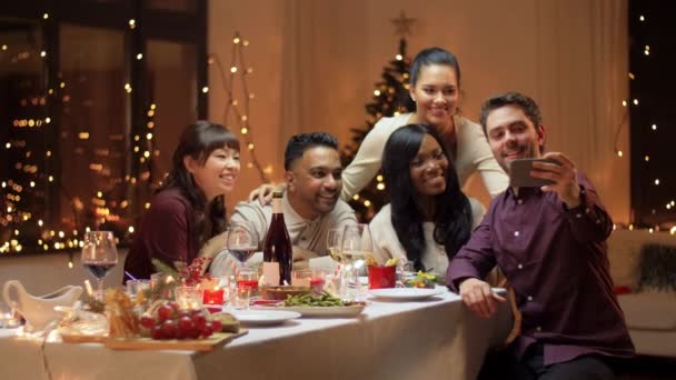 Amigos ter jantar de Natal e tomar selfie — Vídeo de Stock