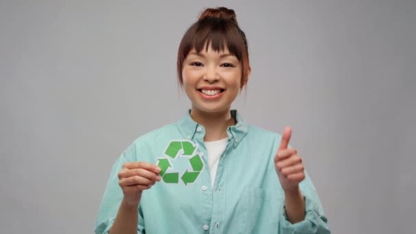 Geri dönüşüm işaretli Asyalı kadın baş parmağını kaldırıyor — Stok video