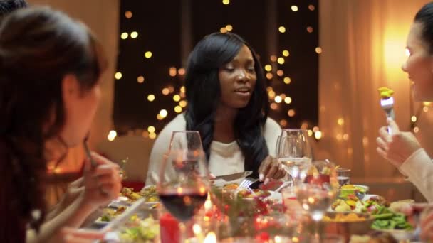 Amigos felices teniendo la cena de Navidad en casa — Vídeos de Stock