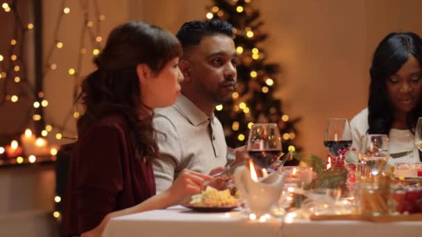 Amigos felices teniendo la cena de Navidad en casa — Vídeo de stock