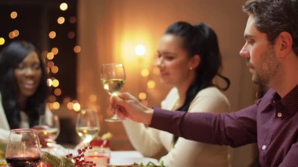 Amigos felices teniendo la cena de Navidad en casa — Vídeo de stock