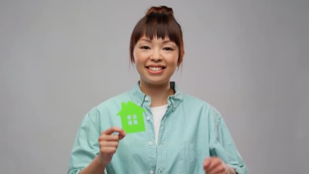 Asiático mulher com verde casa mostrando polegares para cima — Vídeo de Stock