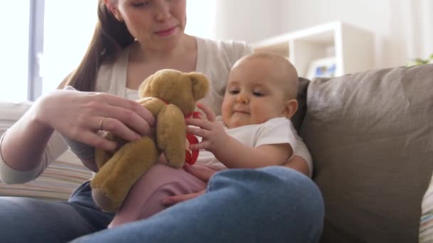Mãe e bebê brincando com ursinho de pelúcia em casa — Vídeo de Stock