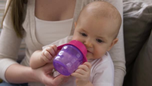 Gros plan de la mère avec bébé eau potable — Video