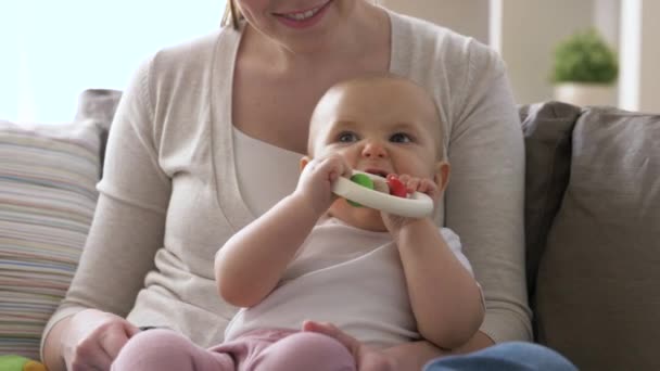 Mère et petit bébé avec jouet de dentition à la maison — Video