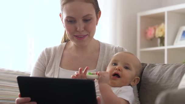 Mère avec bébé ayant appel vidéo sur tablette pc — Video