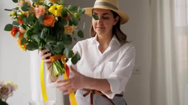Evde çiçek düzenleyen mutlu kadın. — Stok video