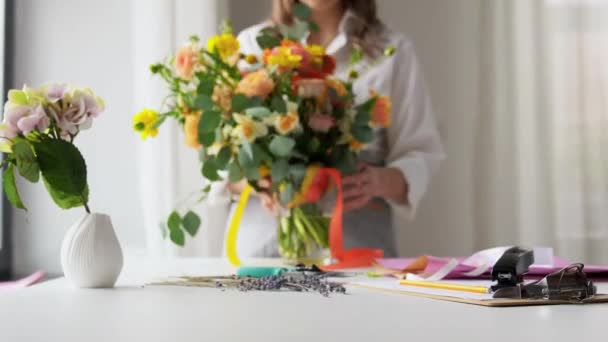 Wanita mengatur bunga dalam vas di rumah — Stok Video