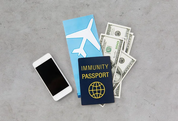 Passaporto di immunità e biglietti aerei per i viaggi — Foto Stock