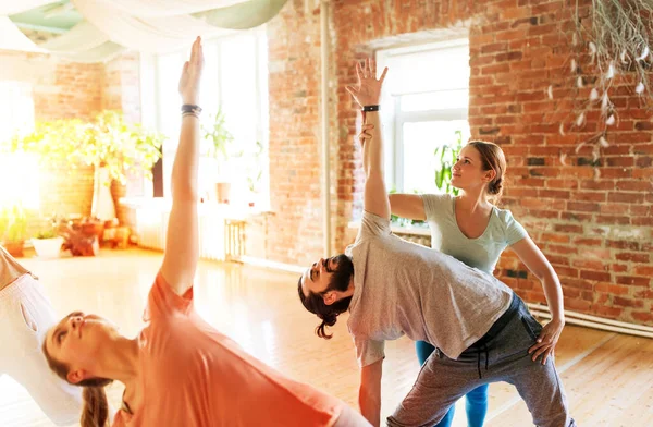 Skupina lidí, kteří cvičí jógu ve studiu — Stock fotografie
