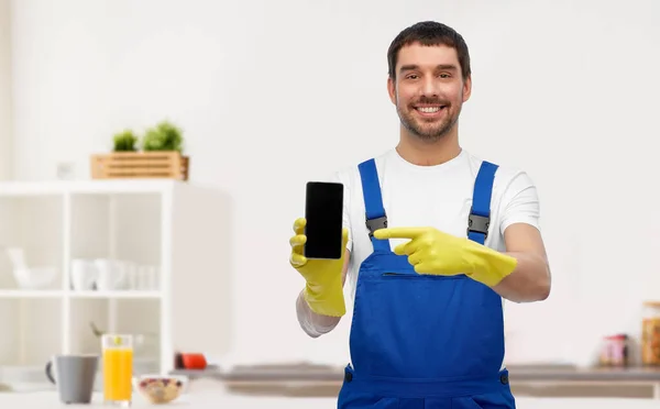 Trabalhador masculino ou limpador com smartphone na cozinha — Fotografia de Stock