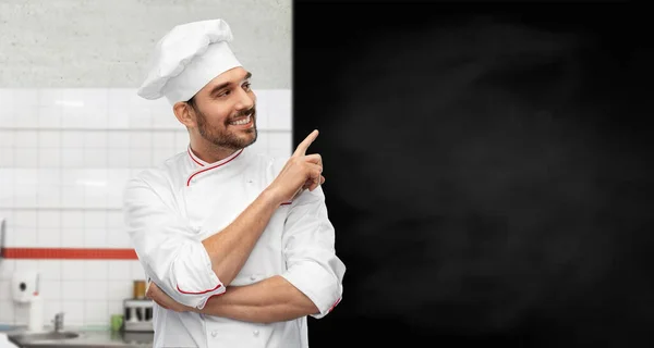 Gelukkig lachende mannelijke chef-kok met groot zwart schoolbord — Stockfoto