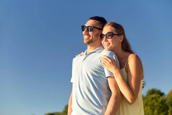 Felice coppia che si abbraccia all'aperto in estate — Foto Stock