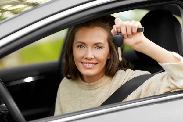 Woman or female driver with car key in city — Stock Photo, Image