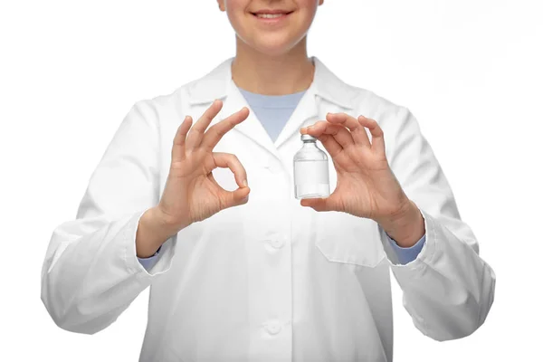 Perto do médico com a medicina mostrando sinal ok — Fotografia de Stock