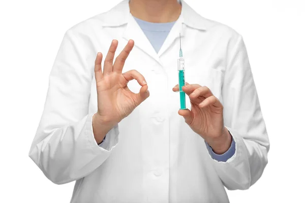 Close-up van de arts met injectiespuit met ok gebaar — Stockfoto